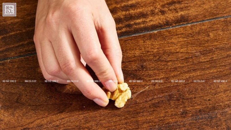 Dùng nhân óc chó để xử lý vết xước bề mặt gỗ