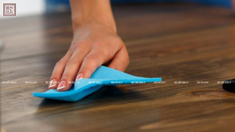 Vệ sinh gỗ óc chó hàng ngày bằng khăn ấm